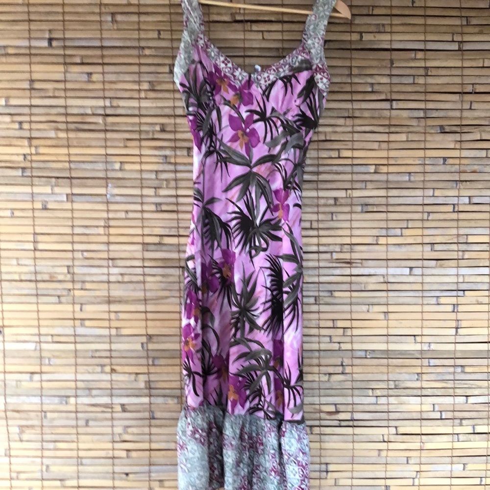 GLOBE TROTTERS SZ M DRESS WITH RUFFLE HEM